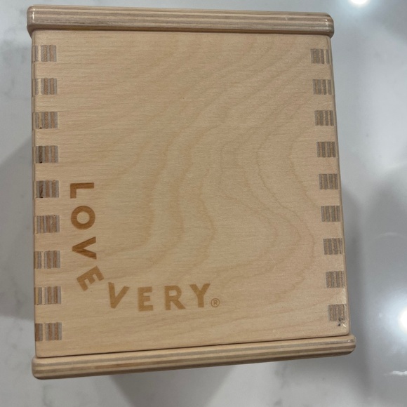 🎉🌈 Lovevery Magic Tissue Box – 6 Cloths Included! - Picture 1 of 4